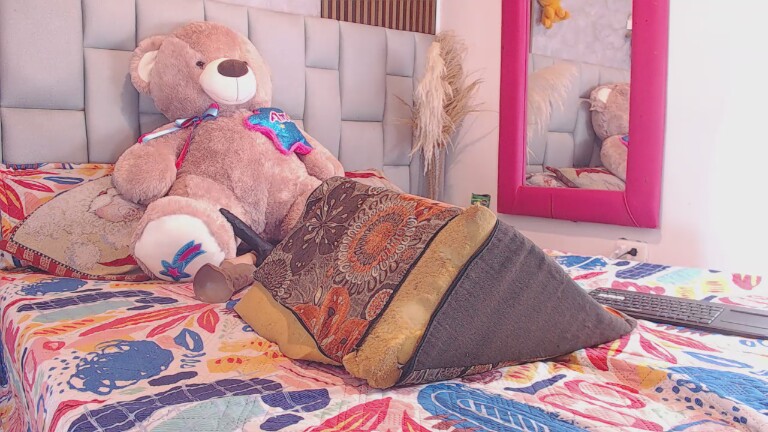 Luucyy20's Streamate show and profile