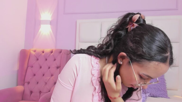 DAPHNEVALUCCI's Streamate show and profile