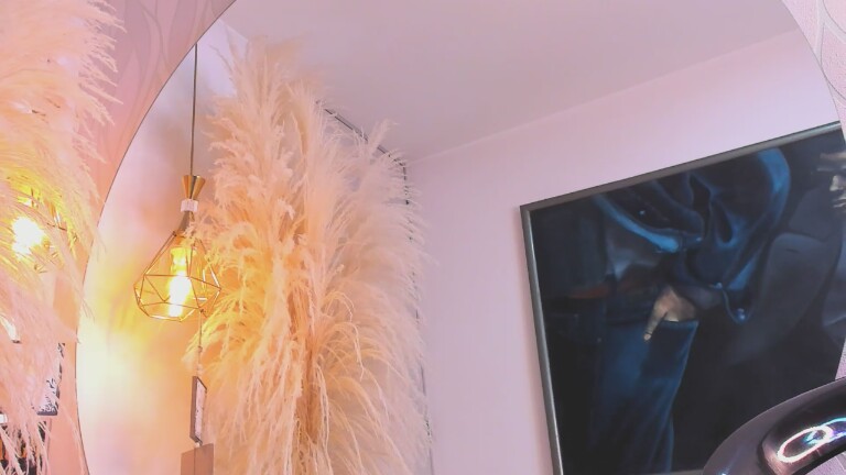 SaraDiesss's Streamate show and profile