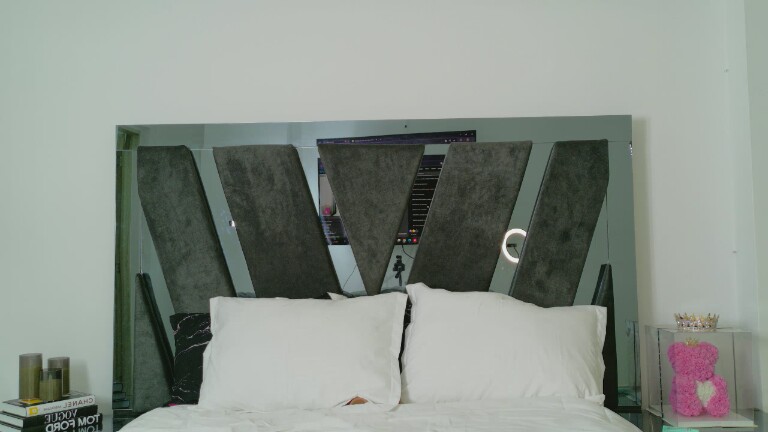 Mia_bond's Streamate show and profile